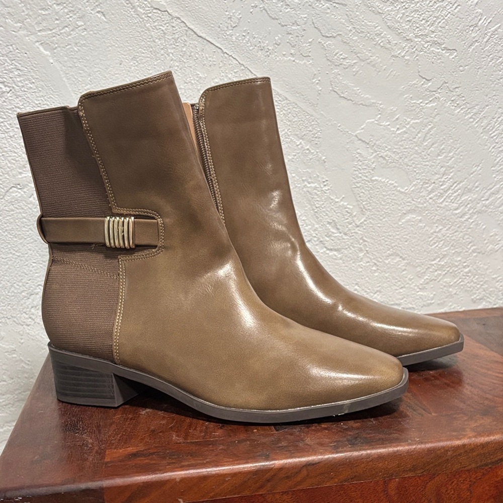 Journee collection Elegant Brown Ankle Boots